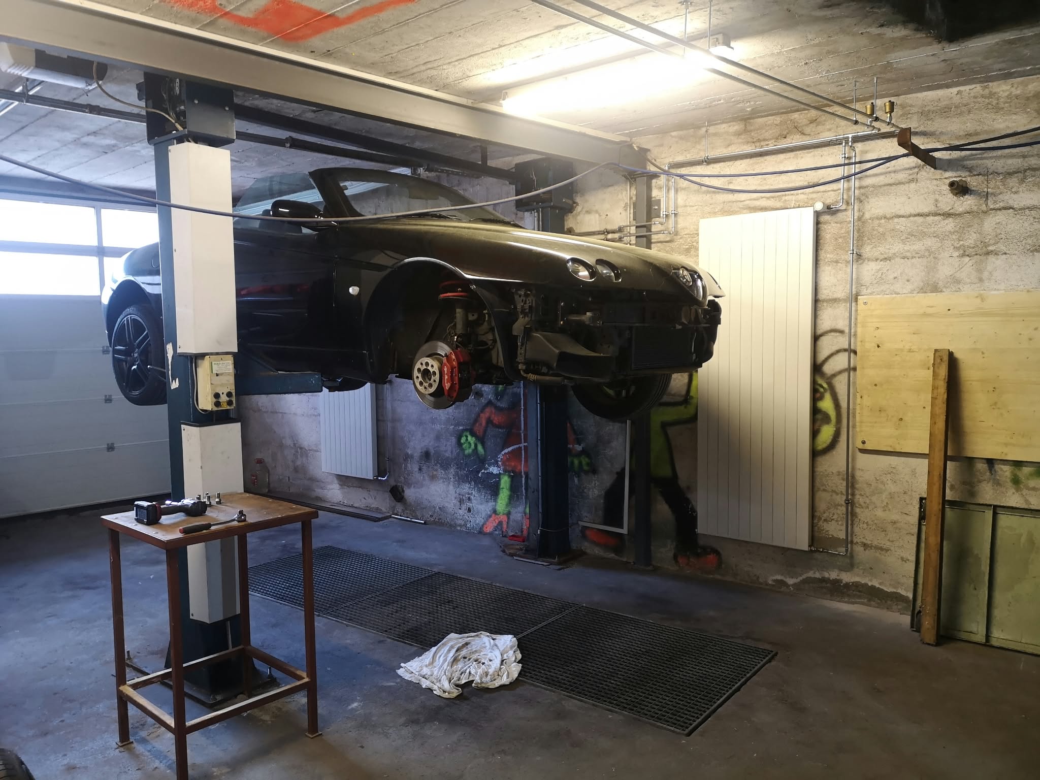 Auto auf der Hebebühne in Tonis Werkstatt in Mettau